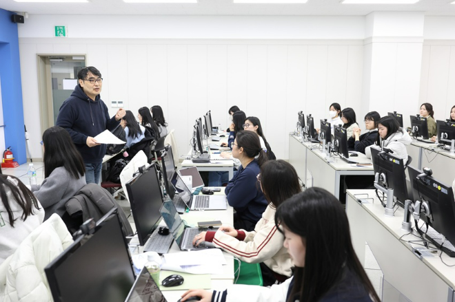 서울여대 '수시자유학교'에서 예비 신입생들이 AI를 함께 활용하며 글을 다듬고 사고를 확장하는 학습을 경험했다. (사진제공=서울여대)
