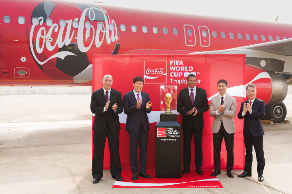 16일 오전, FIFA 월드컵 2026™의 우승국에게 수여되는 오리지널 FIFA 월드컵™ 트로피가 코카-콜라 특별 전세기를 타고 드디어 한국에 도착했다.(좌측부터 차두리 화성FC 감독, 차범근 전 감독, FIFA 레전드 지우베르투 시우바, 이영표 축구 해설위원, 한국 코카-콜라 이준엽 대표)