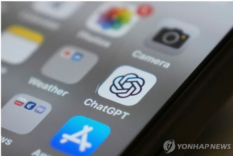 오픈AI는 16일(현지시간) 챗GPT에 광고를 도입하고 무료와 저가형 요금제에 적용할 것이라고 밝혔다. 사진=AP, 연합뉴스