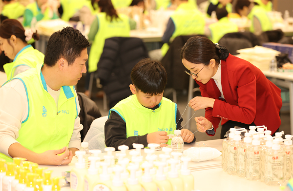 하나금융그룹은 지난 17일 명동 사옥에서 2026년 새해를 맞아 미혼모 가정을 위한 '영유아 장난감 만들기' 임직원 봉사활동을 실시했다.이날 봉사활동에 참여한 하나금융그룹 임직원 및 가족들이 강사의 안내에 따라 '영유아용 딸랑이' 제작 방법을 배우고 있다.