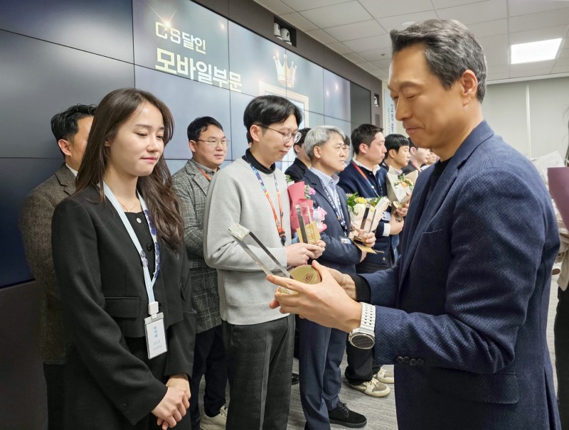 삼성전자서비스 대표이사 김영호 부사장이 '2026 CS 달인'에게 상패를 수여하는 모습./삼성전자서비스