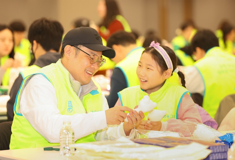 하나금융그룹은 지난 17일 명동 사옥에서 2026년 새해를 맞아 미혼모 가정을 위한 ‘영유아 장난감 만들기’ 임직원 봉사활동을 실시했다. 이날 봉사활동에 참여한 하나금융그룹 임직원 및 가족들이 정성껏 '영유아용 딸랑이'를 만들고 있다./하나금융그룹