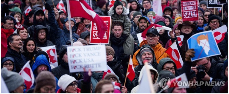 트럼프 대통령이 그린란드에 파병한 유럽 8개국에 대해 추가 관세 부과 의사를 밝히자 해당국가들이 공동대응에 나서기로 해 이번엔 미-EU간 전쟁이 불가피할 전망이다. 사진=시위에 나선 그린란드 주민들, AP, 연합뉴스
