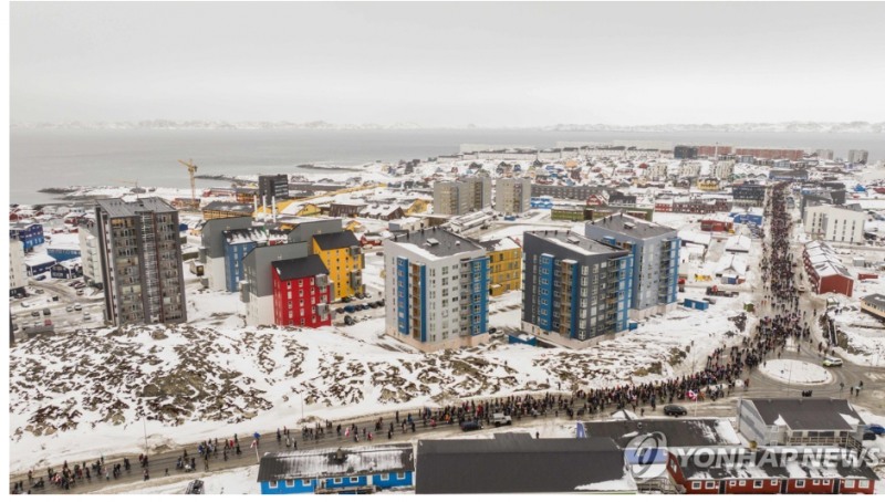 그린란드 수도 누크에서 주민들이 항의 시위를 벌이고 있다. 사진=AFP, 연합뉴스