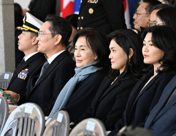 김동민 기자 = 이재용 삼성전자 회장과 홍라희 리움미술관 명예관장, 이서현 삼성물산 사장이 28일 경남 창원시 진해구 해군사관학교에서 열린 '제139기 해군사관후보생 임관식'에 참석해 있다.