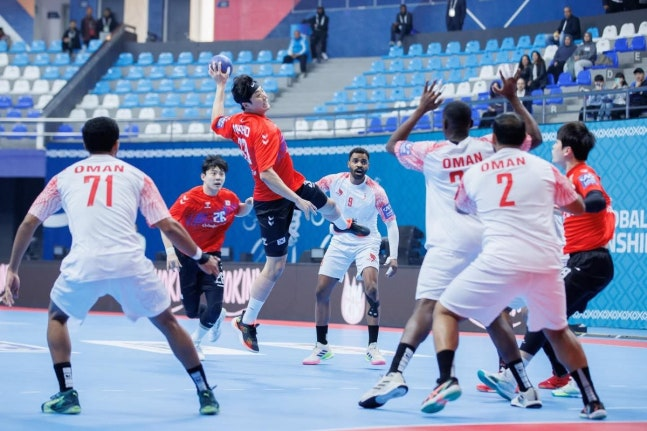 오만과 경기에서 슛을 던지는 하민호 / 아시아 핸드볼연맹 소셜 미디어 사진. 연합뉴스