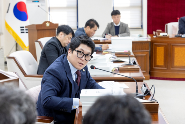 강서구의회 예결위 2차회의에서 발언하고 있는 강서구김민석의원 사진=강서구의회