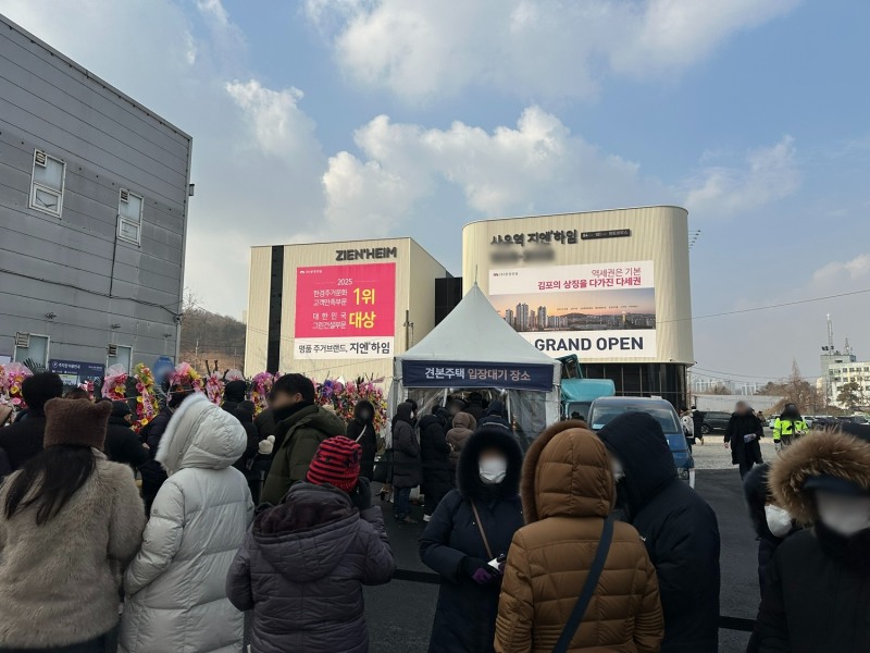 '사우역 지엔하임' 견본주택 입장을 위해 줄을 선 방문객들의 모습