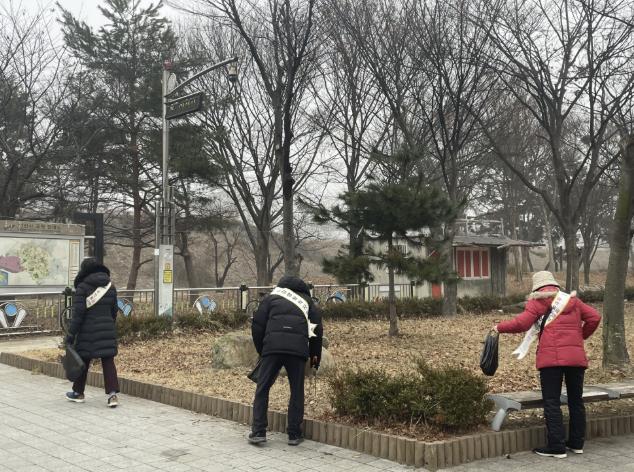 상록시니어클럽 회원들이 담배꽁초를 줍는 플로깅 활동을 하고 있다. (이미지 제공=안산시)