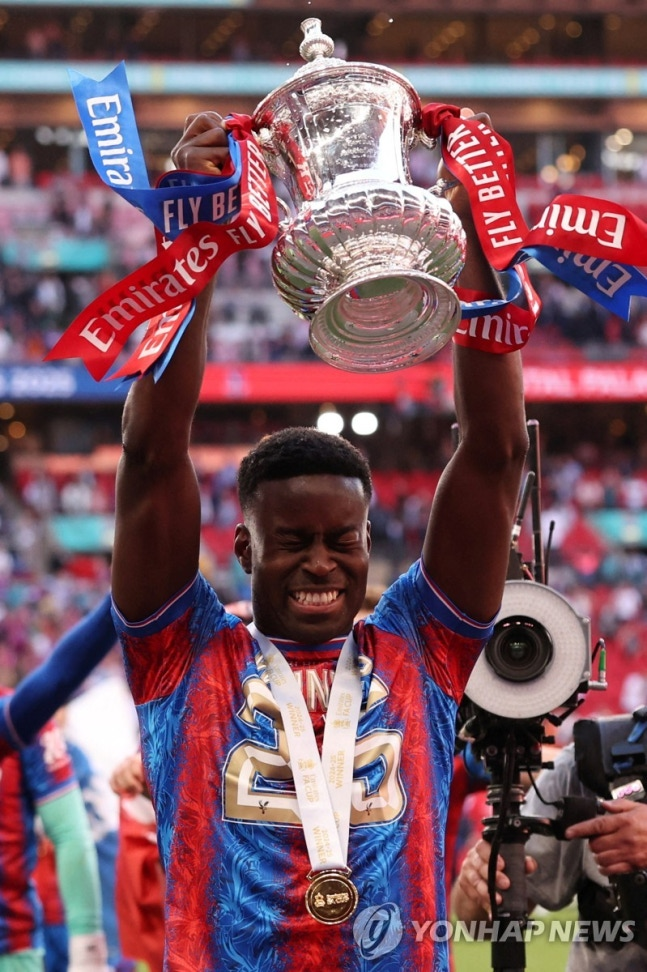 2024-2025 FA컵 우승 트로피를 들고 기뻐하는 마크 게히 / 사진=연합뉴스