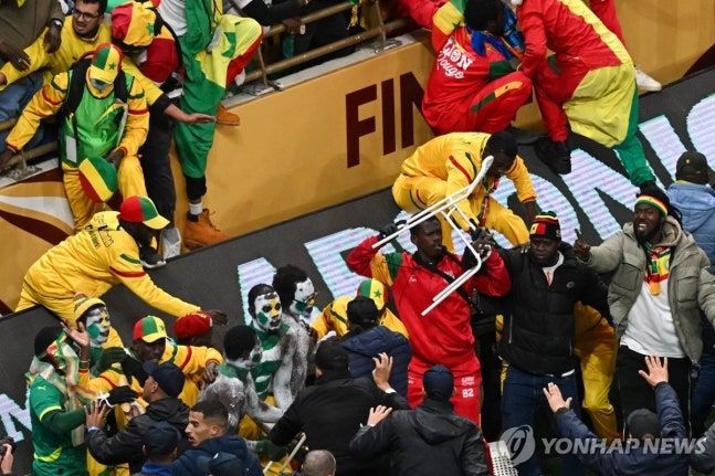 페널티킥 판정에 항의하며 소란을 벌이는 세네갈 팬들 / 사진=연합뉴스