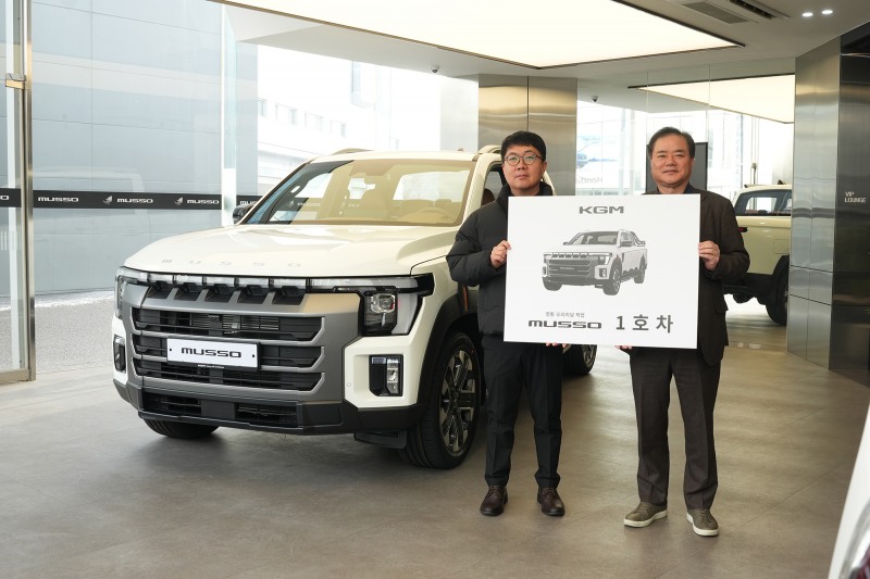 지난 19일 KGM 익스피리언스 센터 일산에서 열린 ‘무쏘 1호차 전달식’에서 1호차 주인공 이미남 대표(왼쪽)와 권교원 사업부문장(오른쪽)이 기념 촬영을 하고 있다. / 사진=KGM