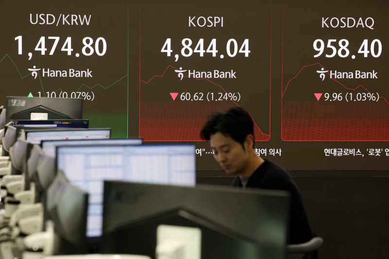 코스피가 전 거래일(4904.66)보다 4.38포인트(0.09%) 하락한 4900.28에 개장한 20일 오전 서울 중구 하나은행 딜링룸 전광판에 지수가 표시되고 있다./뉴시스