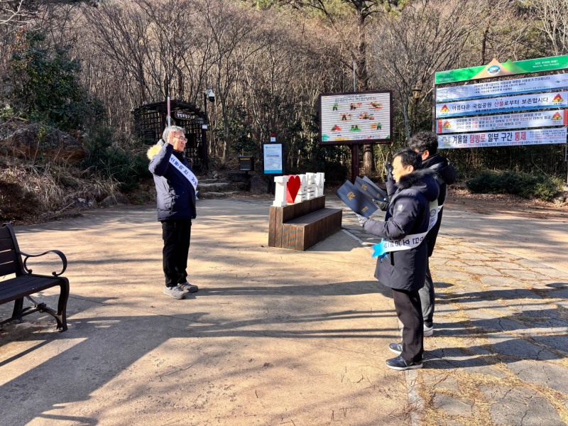 정기연 국가철도공단 호남본부장(가운데)과 공단직원·협력사 직원들이 공동 안전·청렴 결의문을 낭독하는 모습./국가철도공단 호남본부