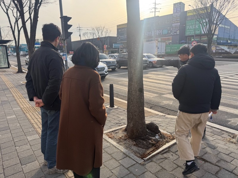 금호베스트빌 삼거리에서 현장 간담회 열고 교통환경 개선 방안 논의 (용인특례시의회 제공)