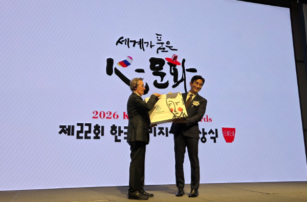 부싯돌상을 수상한 배우 겸 작가 차인표(오른쪽)가 까스텔바작 제품을 전달받는 모습