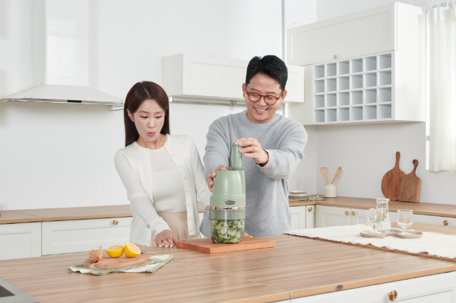 AGK 마미니 전동 강판, 실사용자 호평 이어지며 주방 필수템으로 주목