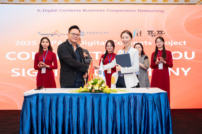 앞줄 좌측부터 Tinhvan Soft Technology Tran HoaiPhu, 웅진씽크빅 김주랑 부장. 웅진씽크빅 제공