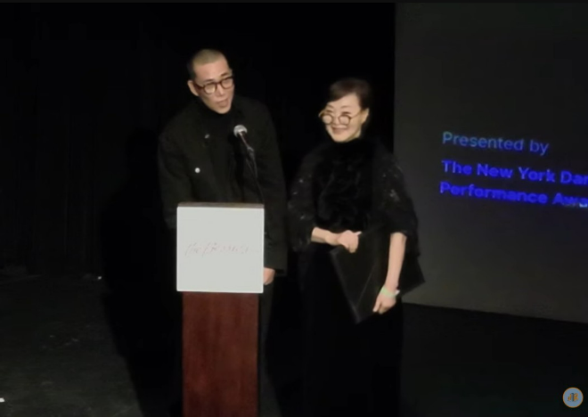 서울시무용단의 〈일무〉가 지난 20일(미국 현지 시각) 뉴욕에서 열린 ‘베시 어워드’에서 ‘최우수 안무가/창작자’ 부문을 수상했다. (사진 좌측부터) 김성훈, 정혜진 안무가. (사진제공=세종문화회관)