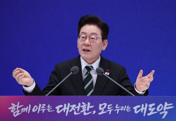 퇴직연금 기금화 정면충돌..."외환방어 가짜뉴스" vs "개인자산 국유화"