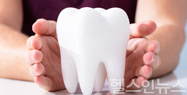 작은 치아 금이나 깨짐도 안쪽 손상이 진행될 수 있어, 이상 감지 시 즉시 치과 진료가 필요하다. (사진 제공=클립아트코리아)