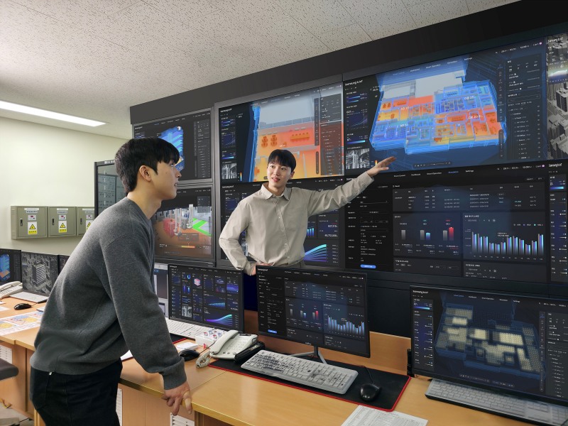 삼성전자의 빌딩 통합 솔루션 'b.IoT'로 '팩토리얼 성수' 빌딩 운영 상태 전반을 실시간으로 모니터링하는 모습./삼성전자