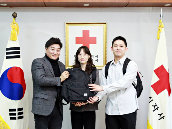 대한적십자사 서울지사 직원들이 기탁받은 책가방을 들고 기념 촬영을 하고 있다. 출처: 대한적십자사 서울지사