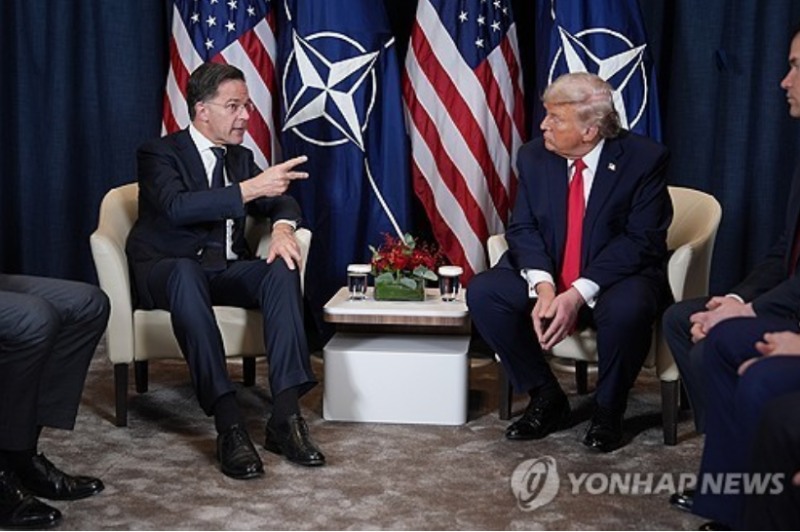 트럼프 대통령이 21일(현지시간) 유럽에 대한 추가관세 부과를 철회하겠다고 밝혀, 반도체주와 빅테크주들이 큰 폭으로 반등했다. 사진=AP, 연합뉴스