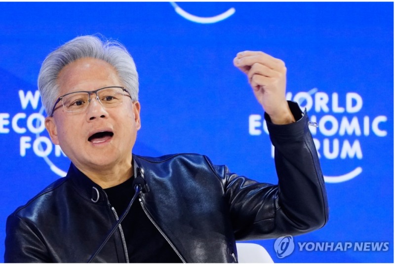 젠슨 황 엔비디아 CEO는 21일(현지시간) 다보스에서 AI 인프라 건설에 앞으로 추가로 수 조달러가 필요하다고 강조했다. 사진=AP, 연합뉴스