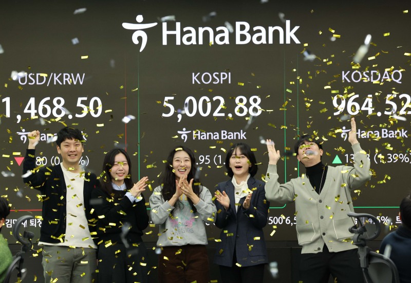 코스피가 장중 5000을 넘어선 가운데 22일 오전 서울 중구 하나은행 딜링룸에서 딜러들이 기뻐하고 있다. / 사진=연합뉴스