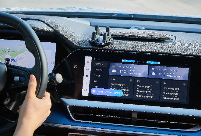 SK텔레콤은 르노코리아의 신형 차량 필랑트에 차세대 차량용 AI 에이전트인 '에이닷 오토'를 적용했다고 14일 밝혔다. 사진은 운전자가 '에이닷 오토'와 대화하는 모습./연합뉴스