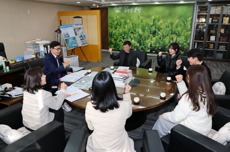 차담을 나누고 있는 작년 벌교고등학교 수능생들 (사진제공=보성군)