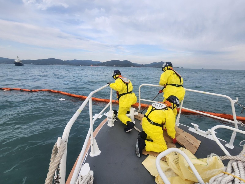 해양오염 방제작업 중인 서해해경청 소속 해양경찰 (사진제공=서해지방해양경찰)