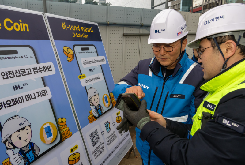 영동대로 지하공간 복합개발 1공구 건설 현장에서 박상신 DL이앤씨 대표(왼쪽)가 QR코드를 통해 작업중지권을 활용하고 있다./DL이앤씨