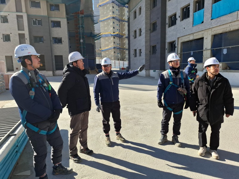 송석진 안전보건공단 인천광역본부장(왼쪽 두 번째)이 한파주의보가 발효된 22일 인천 검단 소재 건설현장을 방문해 ‘한파안전 5대 기본수칙’ 이행 여부와 겨울철 양생작업 중 일산화탄소 질식재해예방, 추락·충돌 등 현장 안전관리 상태를 집중 점검하고 있다./안전보건공단 인천광역본부