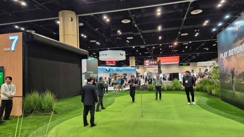 골프존 김영찬(가운데 회색 상의) 회장이 현장을 방문해 분위기를 띄웠다. 사진_류시환