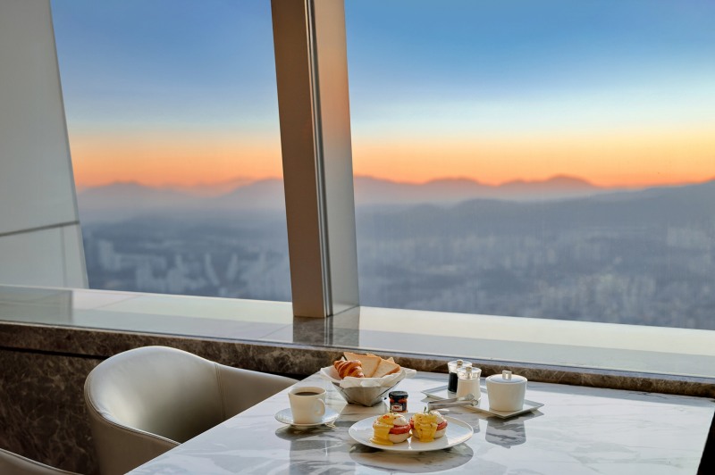 시그니엘 서울, ‘선라이즈 모닝’ 조식 프로모션 선봬…초고층에서 맞이하는 품격 있는 아침