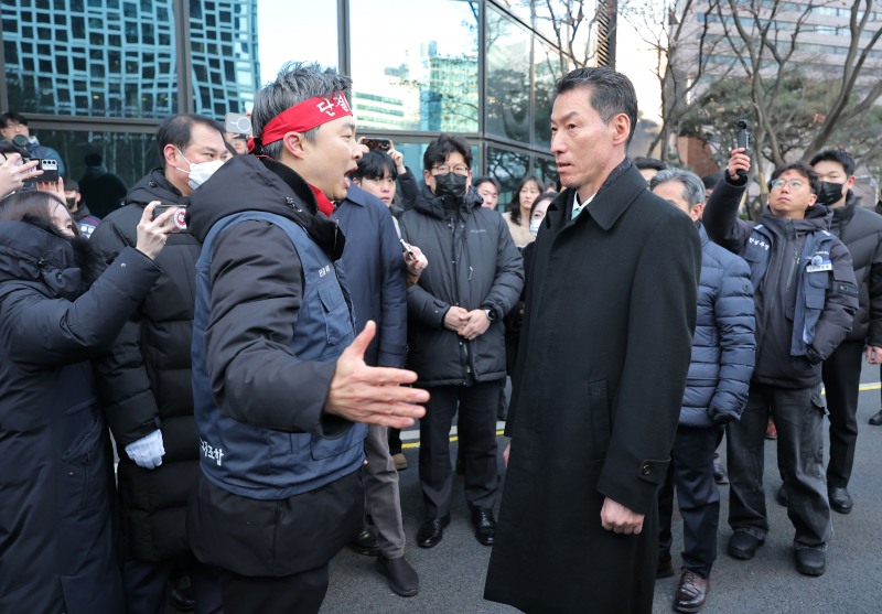 23일 서울 중구 IBK기업은행 본점에서 기업은행 노조원들이 새로 선임된 장민영 기업은행장의 출근을 저지하고 있다./연합뉴스