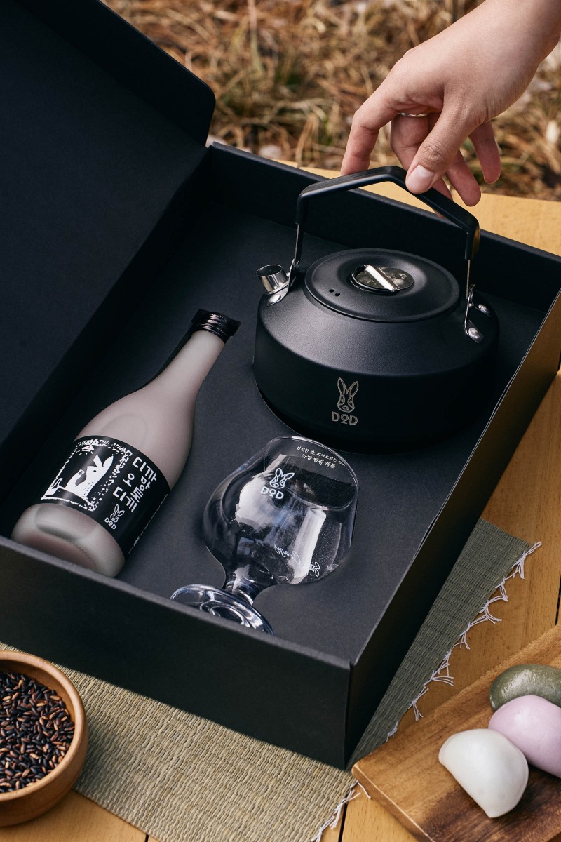 캠핑 라이프스타일 브랜드 디오디, 전통주 술샘과 협업 ‘디오디 까망토끼 에디션’ 출시