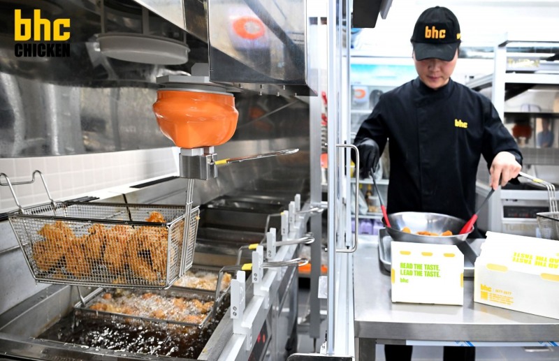 bhc, 튀김 로봇 ‘튀봇’ 전국 40개 매장으로 확대 도입