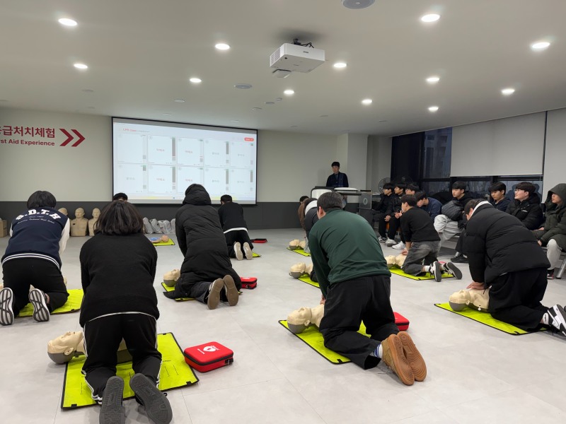 한국소방안전원(원장 이상규)은 미래 소방 인재 양성과 실무 중심의 교육 인프라 구축을 위해 지난 6일부터 3일간 서울지부 전용 교육장에서 서울 성동공업고등학교 재학생 30여명을 대상으로 ‘위험물안전관리자 특별강습교육’을 실시했다. 사진은 응급처치 실습(CPR) 모습./한국소방안전원