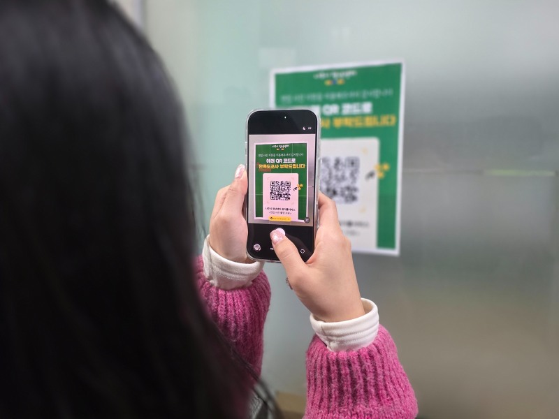 한 청년이 면접사진 서비스를 이용하고 만족도 조사를 진행하기 위한 모습 (사진제공=나주시)