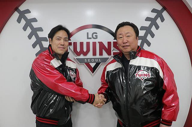 LG 트윈스 투수 김진성(왼쪽)이 계약을 맺은 뒤 차명석 단장과 기념 촬영하고 있다. / 사진=LG 트윈스 제공