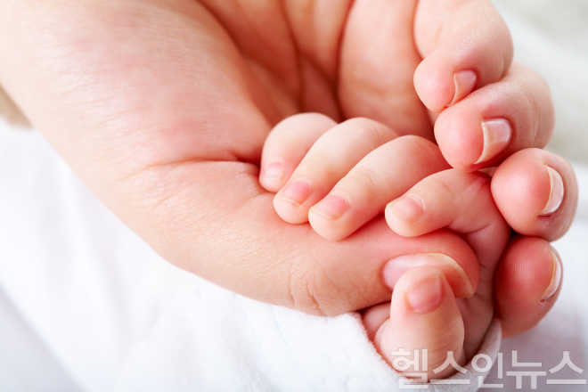 아이의 손톱은 성인보다 얇고 자라는 속도가 빨라 주 1~2회 정도 주기에 맞춰 매끈하게 다듬어 주는 것이 얼굴 상처 예방에 효과적이다. (이미지 제공=클립아트코리아)