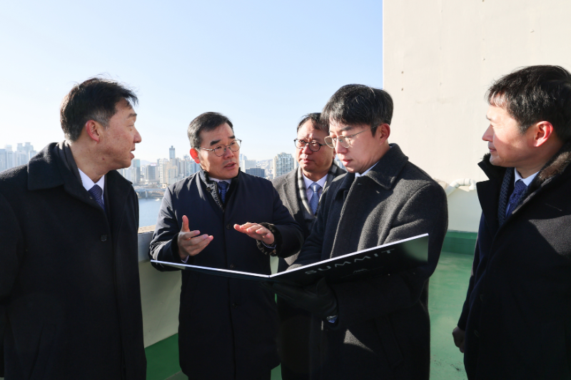 대우건설 김보현 사장과 건축사업본부 임직원들이 성수4지구 내 아파트 단지를 방문해 현장을 둘러보고 있다./대우건설