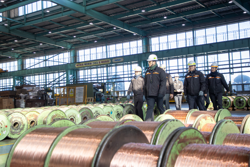 김대헌 호반그룹 기획총괄사장(왼쪽 두번째)이 지난 22일 충남 당진 대한전선 당진 케이블공장을 찾아 설비 운영 현황을 점검하며 생산 공정을 살펴보고 있다./호반그룹