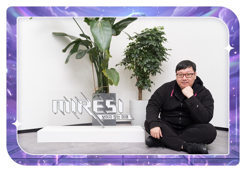 '미래시: 보이지 않는 미래' 원화 등 디자인 파트를 총괄 중인 김형섭 아트디렉터(출처=스마일게이트 뉴스룸).