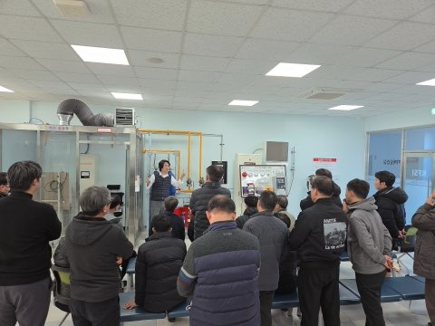 한국소방안전원(원장 이상규)은 안전원 강원지부에서 제대군인과 현역 장병들을 대상으로 소방분야 전문인력 양성을 위한 ‘소방안전관리자 특별교육’을 실시했다. 사진은 소방 주요 설비 교육 및 실습 모습./한국소방안전원