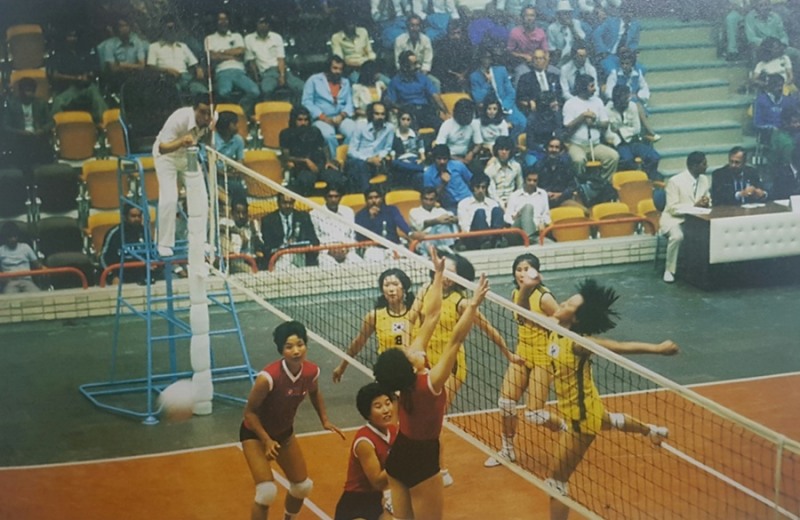 1974년 테헤란 아시안게임 한국-북한 여자배구 경기 모습. 노란색 유니폼이 한국 선수들이다. 2년전 뮌헨 올림픽에서 0-3으로 완패했던 한국은 이 경기에서 주공격수 김종목 등이 은퇴한 북한을 3-0으로 꺾었다.