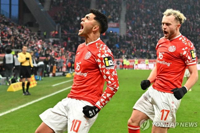 페널티킥 쐐기골 넣고서 기뻐하는 아미리(왼쪽) / 사진=연합뉴스